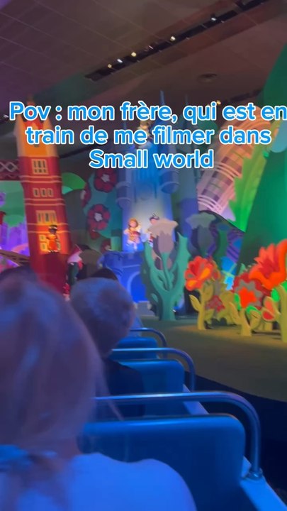 Pov : mon frère qui est entrain de me filmer dans small world