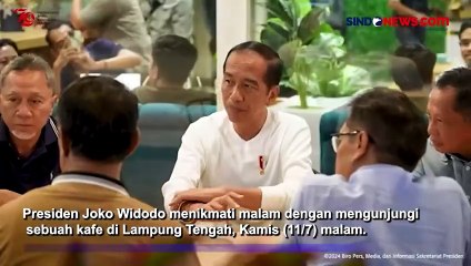 Gaya Jokowi Nongkrong Bareng Menteri di Kafe Lampung Tengah