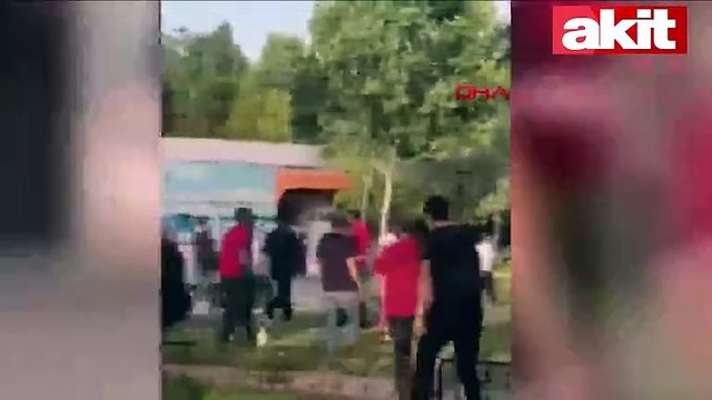 Fatih’te bir parkta cinsel organını çocuğa gösteren sapığı böyle dövdüler