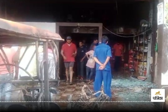 CG Fire Accident: रायपुर में हादसा! लक्ष्मी प्लाई ग्लास दुकान में लगी भीषण आग, लोगों में मची अफरा-तफरी...देखें VIDEO