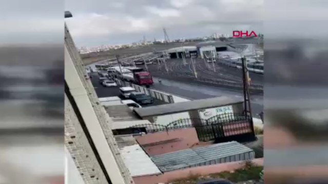 Sultangazi'de İETT otobüsü, TIR'a çarptı: Yaralılar var