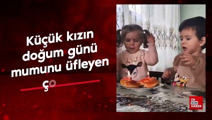 Küçük kızın doğum günü mumunu üfleyen çocuk