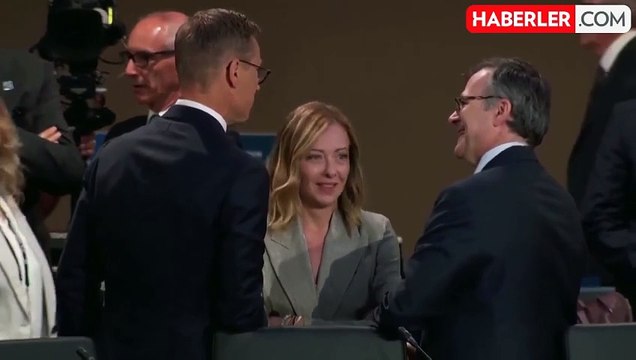 İtalya Başbakanı Meloni, NATO Zirvesi'nde Biden'ı beklerken sabırsızlandığı ve gözlerini devirdiği görüldü
