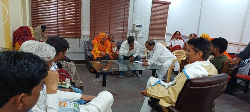 सीईओ जिला परिषद से मिले पार्षद, जिला प्रमुख के खिलाफ अविश्वास प्रस्ताव की कर रहे मांग