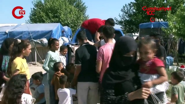 Adanalı kebapçı 'Dünya Kebap Günü'nde mevsimlik işçilere kebap dağıttı