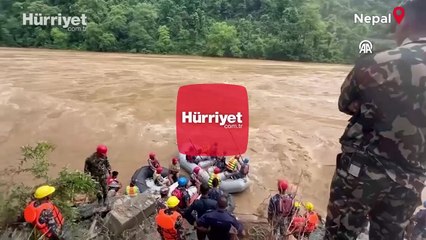 Nepal’de meydana gelen heyelanda nehre sürüklenen iki otobüsteki en az 65 kişi kayboldu
