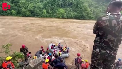Heyelanda otobüs nehre sürüklendi: 65 kişi kayboldu