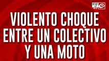 Violento choque entre colectivo y moto en Liniers: hay un herido