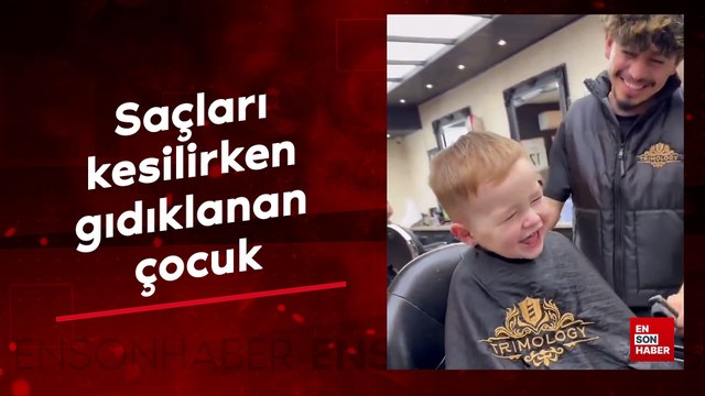 Saçları kesilirken gıdıklanan çocuk
