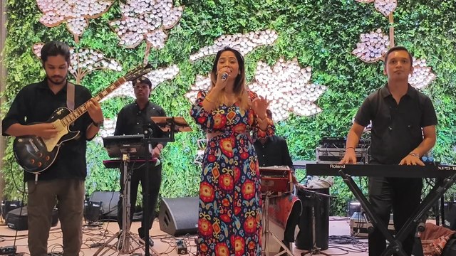 Aaya Sawan - आया सावन बड़ा मनभावन - सावन गीत - सावन के पारम्परिक गीत - Neelam Chauhan