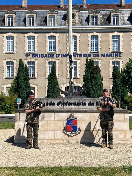 Avec leurs cornemuses et un air du Débarquement, deux Poitevins en ouverture du 14 juillet à Paris