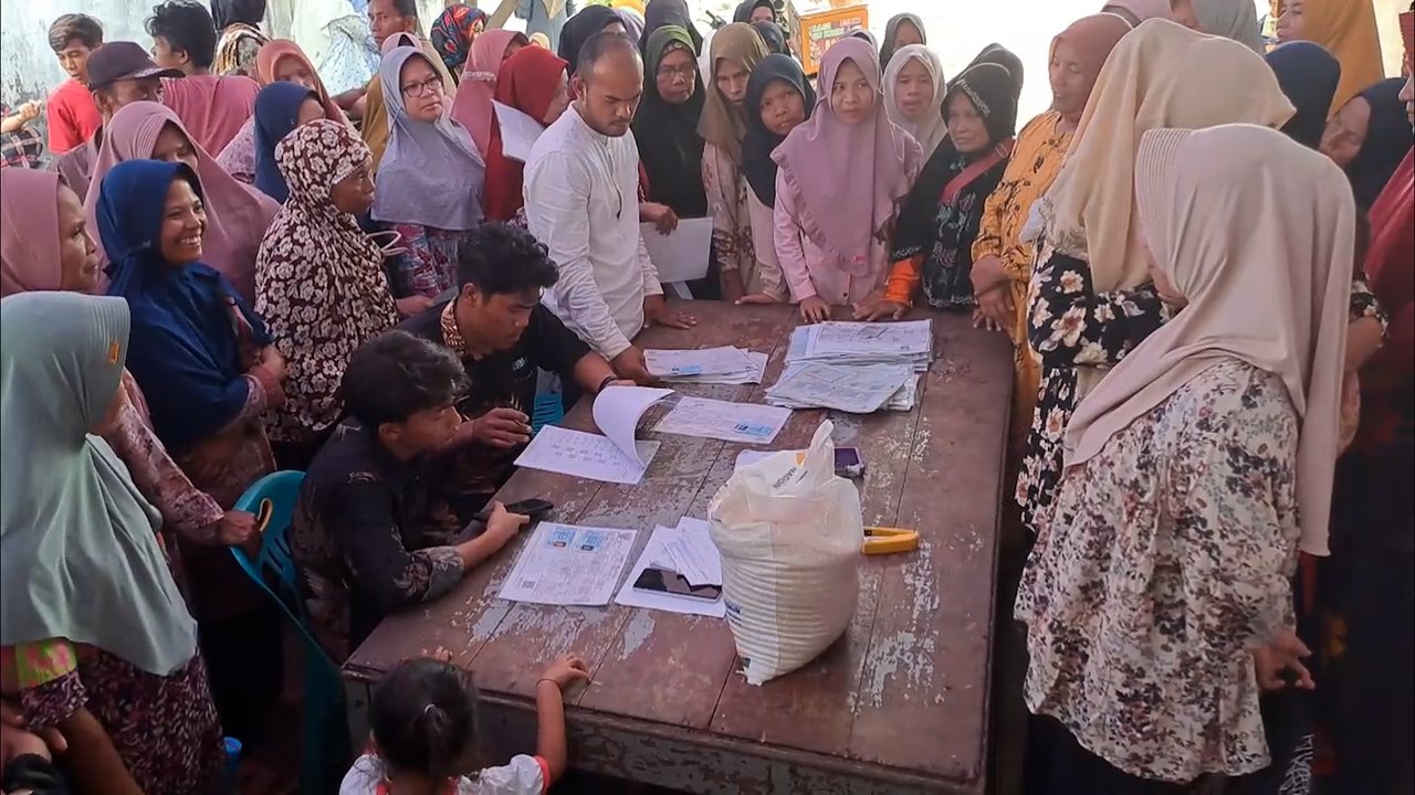 Ratusan Warga Akhirnya Berdatangan Ambil Beras Bansos di Kantor Pos di Mandailing Natal