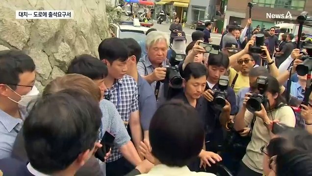 ‘대통령 탄핵’ 청문회 출석요구서 두고 용산서 몸싸움