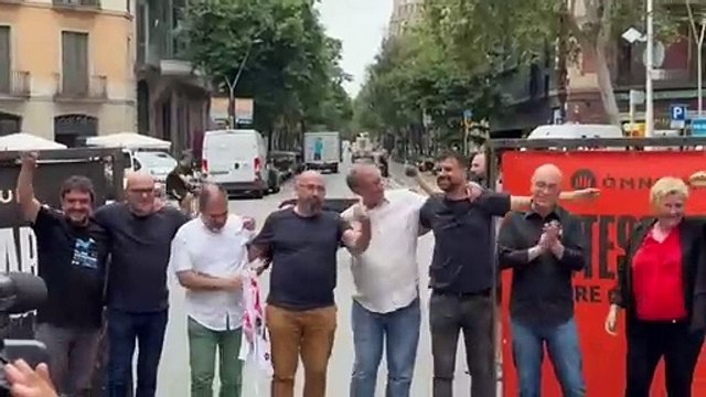 Aplaudiments a la seu d'Òmnium, on han rebut els exiliats del Tsunami