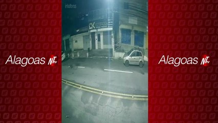 Motociclista colide com táxi e é socorrido em Maceió