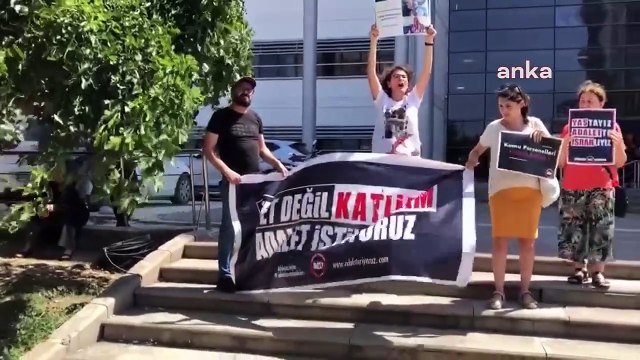 Depremzede Döne Kaya Hatay Adliyesi önünde: Kaybedilenler sizin anneniz, eşiniz, evladınız olsaydı bu soruşturmalar böyle uzun sürer miydi?