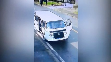 Câmera flagrou roubo de Kombi em Araucária