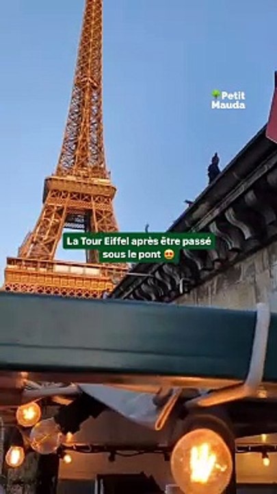  Véritable ambiance péniche sous les ponts   avec une belle vue Tour Eiffel ✨ avec @jpeuxpas_jaipeniche  Tous les samedis cet été ☀️ @jpeuxpas_jaipeniche   Nos bons plans à retrouver sur notre lien en bio  Abonne-toi au @petitmauda pour passer le