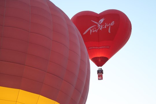 Kapadokya'da sıcak hava balonları Türk bayrakları ve pankartlarla uçtu