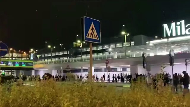 Caccia ai taxi: la coda (impressionante) di passeggeri in attesa all'aeroporto di Linate