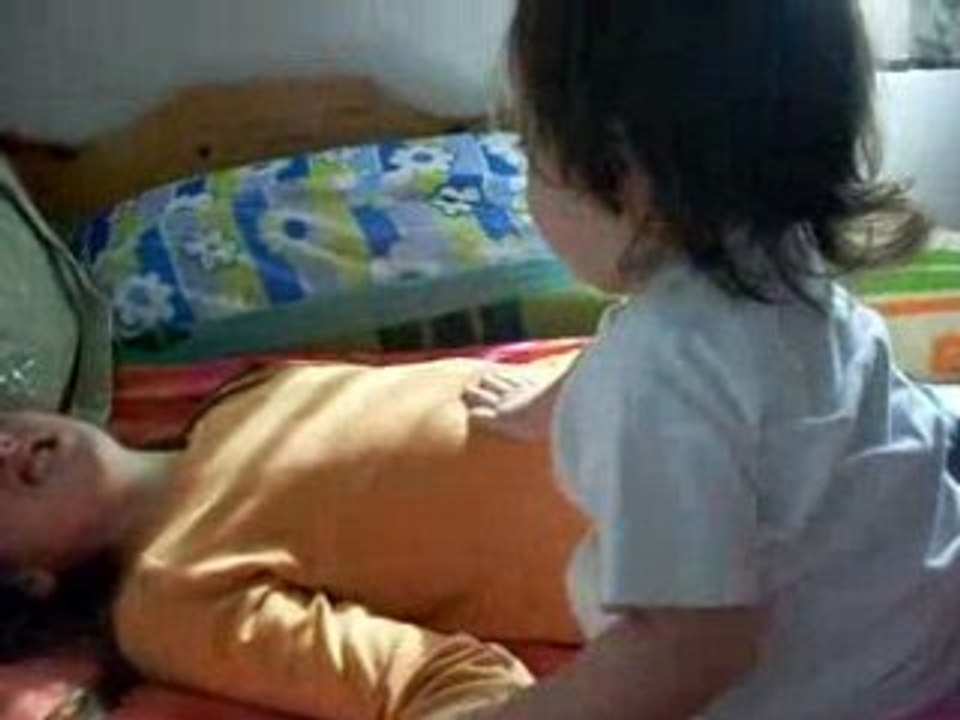 DELFINA Y MILE JUGANDO EN LA CAMA