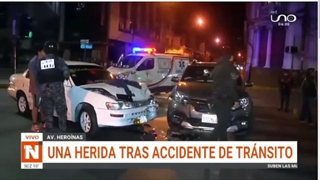 Dos vehículos impactan en céntrica avenida de Cochabamba y una mujer resulta herida