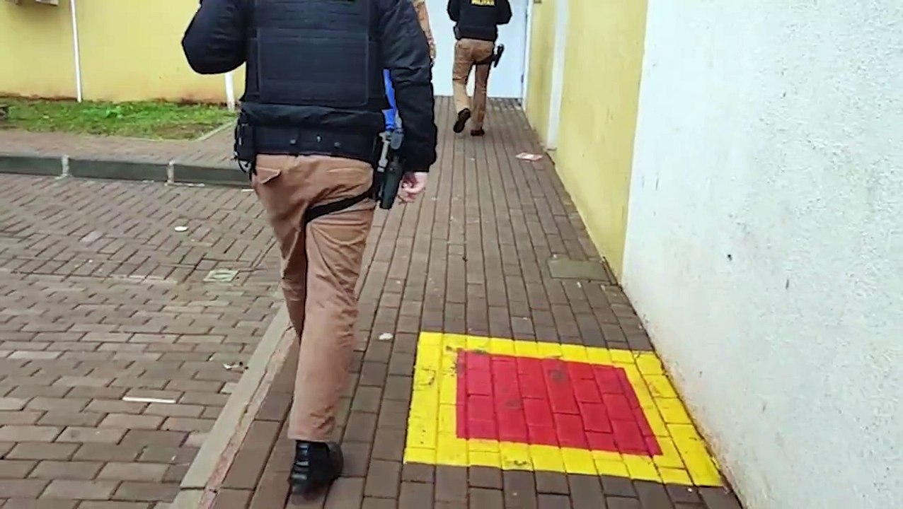 Mesmo proibida pela Justiça, jovem se aproxima da mãe, descumpre medida protetiva e é presa