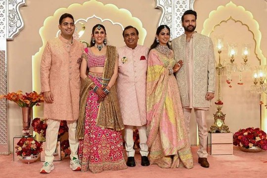 Anant-Radhika Wedding: Ambani Family का फर्स्ट लुक आउट, करोड़ो में कपड़ों की कीमत, वीडियो इंटरनेट पर वायरल