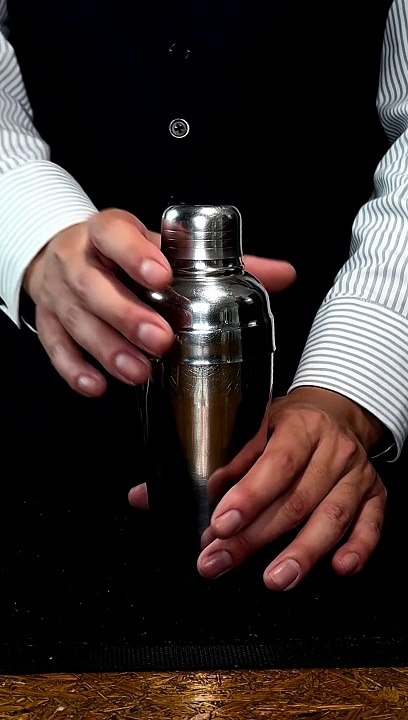 Blue Coral Reef: A Beautiful Emerald Green Cocktail Recommended for Women