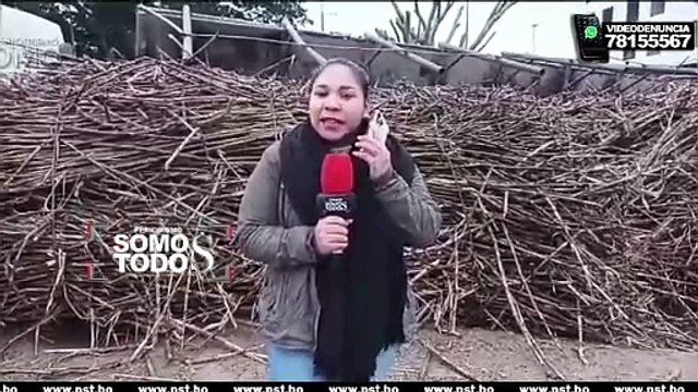 CARGA DE CAMIÓN SE DESEQUILIBRA Y VUELCA EN LA VÍA