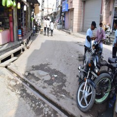 नाला एवं लीकेज सीवरेज चेंबर का पानी कर रहा परेशान