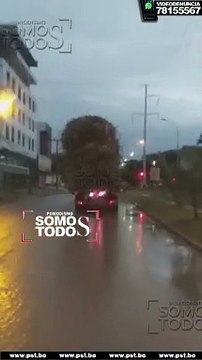 MOMENTO EXACTO CUANDO LA CARGA DE UN CAMIÓN VUELCA EN LA VÍA