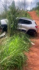 Criminosos roubam carro, perdem controle da direção e capotam veículo na BR-324; assista