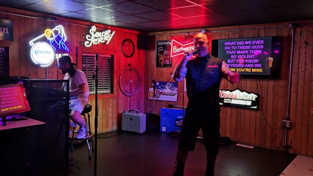 WEEZER - BUDDY HOLLY (PERFORMED AT SCOREZ)