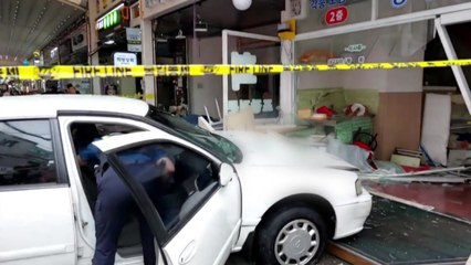 횟집에 차량 돌진해 1명 경상...70대 운전자 "급발진" / YTN