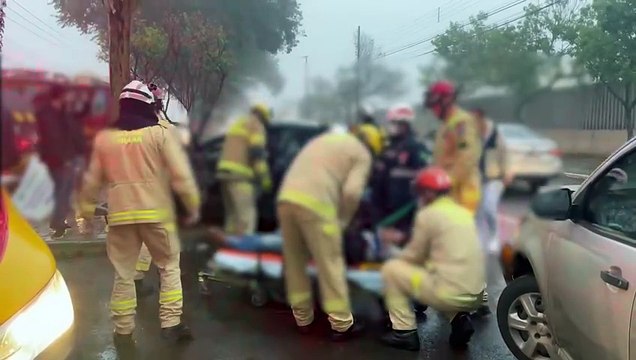 Casal fica ferido após forte colisão na Avenida Rocha Pombo