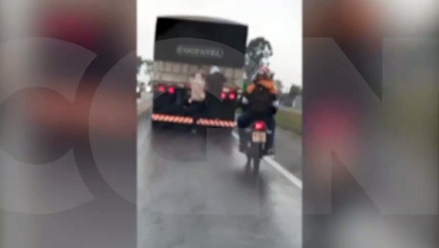Carona perigosa: jovens são flagrados andando na traseira de caminhão em Cascavel