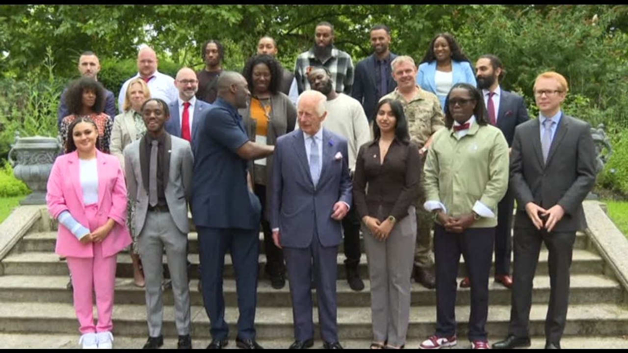 Re Carlo, l'attore Idris Elba e Starmer incontrano i giovani a Londra