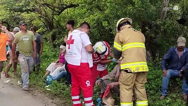 Un autobús de pasajeros volcó en Puerto Vallarta dejando como saldo 11 personas lesionadas