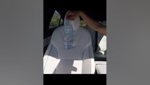 Sólo lo puede hacer un Tesla Model S Plaid. Test de la botella.