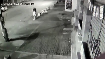 Homem é assassinado a tiros e, na sequência, é furtado por homem em situação de rua