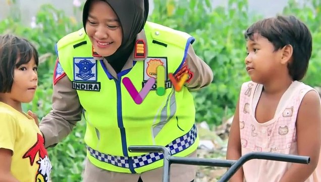 VIDEO Polwan Atur Lalu Lintas di Tengah Hujan Lebat