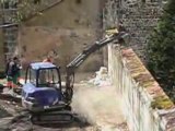 Démolition du mur du cloître de l'abbaye de Mozac