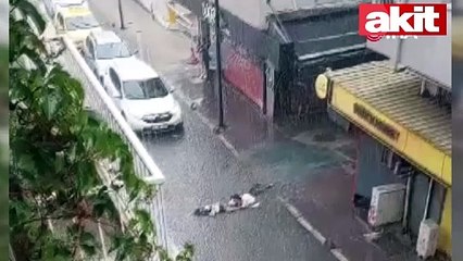 İzmir'de yağmurdan kaçarken elektriğe tutuldular!  2 kişi olay yerinde can verdi