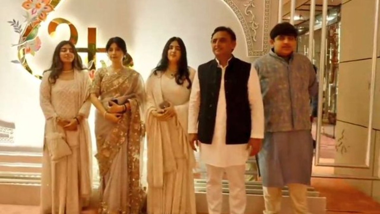 अनंत राधिका की शादी में शिरकत हुए अखिलेश यादव,...