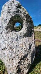 la légende dit que  lorsque l'on regarde par le trou on voit  son futur