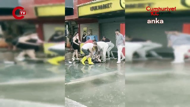 İzmir'de sağanak yağış faciaya yol açtı: Elektrik akımına kapılan iki kişi hayatını kaybetti