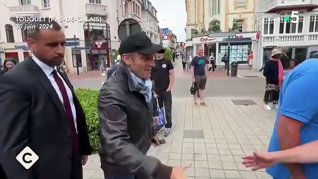 Dans C à vous , Nicolas Beytout explique que la situation d'Emmanuel Macron est celle d'Aznavour dans sa chanson Mes emmerdes : Une ascension fulgurante grâce à ses amis et il gâche tout