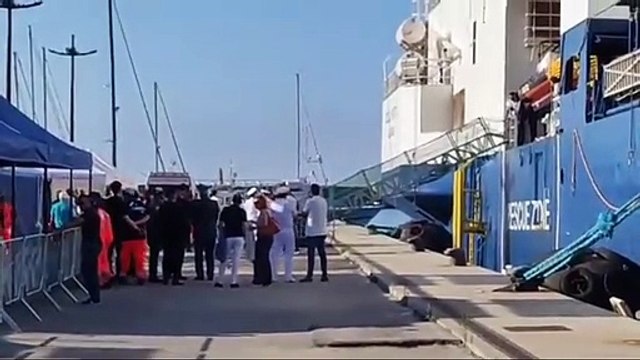 Migranti, l'arrivo della Geo Barents nel porto di Salerno