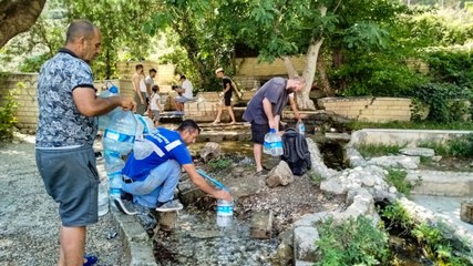 Tel örgüleri kesip bakterili sudan içiyorlar